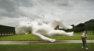 英国庭園に浮かぶ「巨大な胎児」販売中、サザビーズ展示販売会で