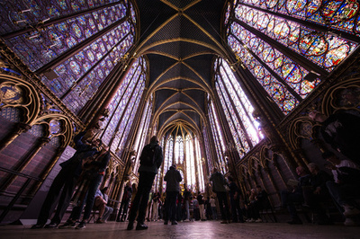 壁面に広がる聖書の1133場面 仏教会のステンドグラス