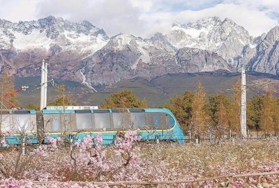中国雲南省麗江 玉竜雪山の観光列車が運行開始