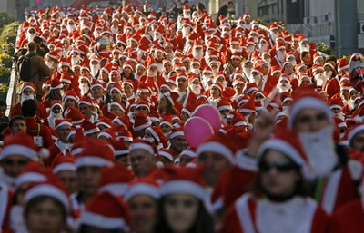ポルトの街が赤一色に、1万5000人のサンタがパレード