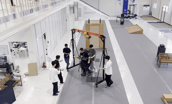 ワークオンスーツを着用して歩行する下半身麻痺の研究員(c)KOREA WAVE