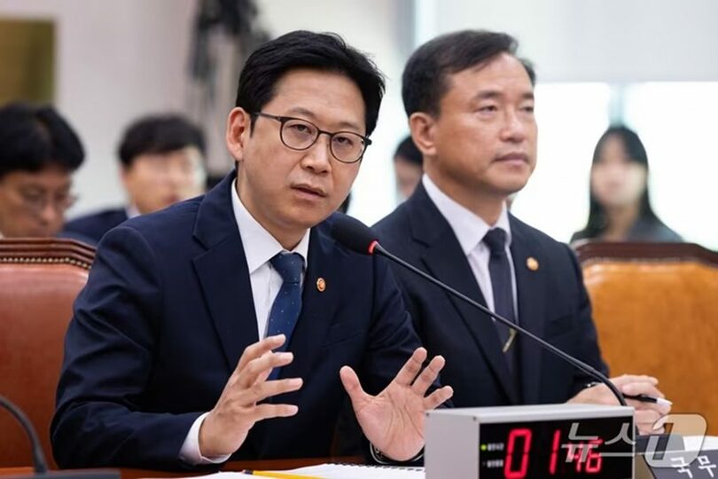 国会で答弁するペ・ギョンフン（裵慶勲）副首相兼科学技術情報通信相＝2026年9月28日、ソウル・汝矣島(c)news1