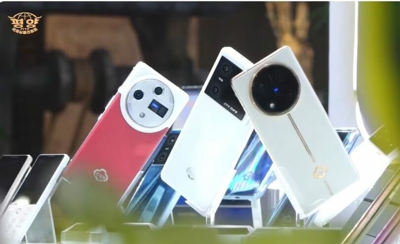 第23回平壌春季国際商品展示会で公開された北朝鮮の新型スマートフォン「チンダルレ12」(左)=YouTubeチャンネル「KANCC TV」(c)news1