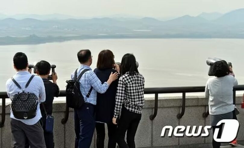 京畿道坡州市の烏頭山統一展望台を訪れ、望遠鏡で北朝鮮側を眺める市民(c)news1