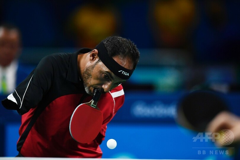 両腕のないエジプトの卓球選手、離れ業でリオ・パラリンピックを席巻