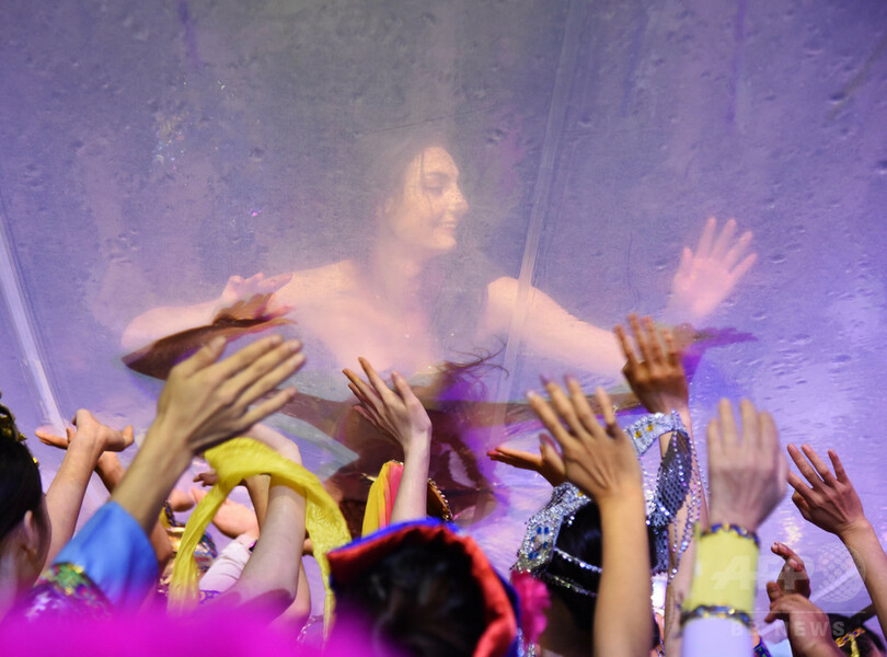 人魚が頭上を泳ぐ？中国・海南省のテーマパーク