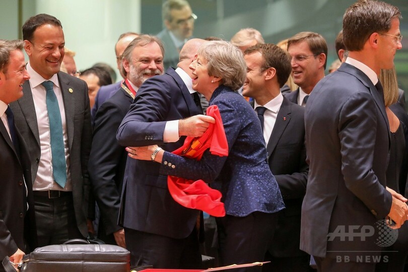 ベルギーと英国の首相、W杯両国代表のユニホーム交換 EU首脳会議で