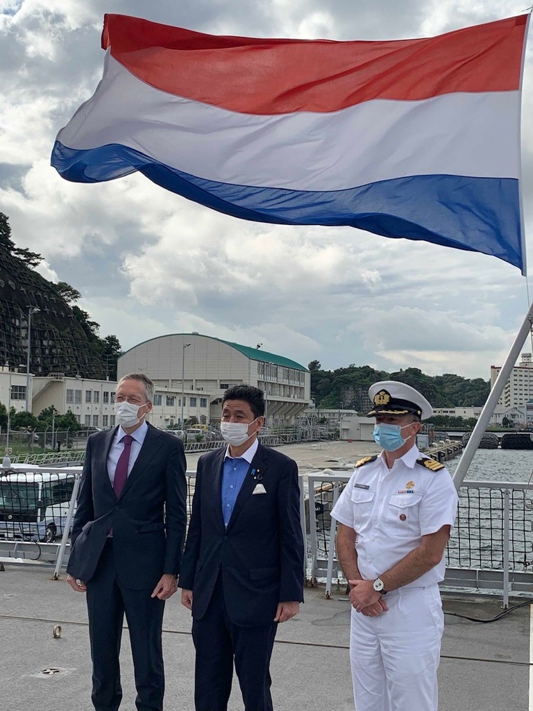 オランダ海軍フリゲート艦エヴァーツェンが9月5日 日 から9月7日 火 まで横須賀港に滞在岸信夫防衛大臣が来訪 写真1枚 国際ニュース Afpbb News