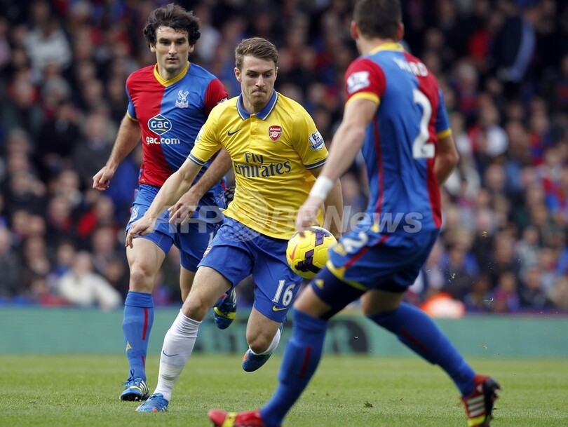 アーセナル、退場者を出しながらも首位を守る