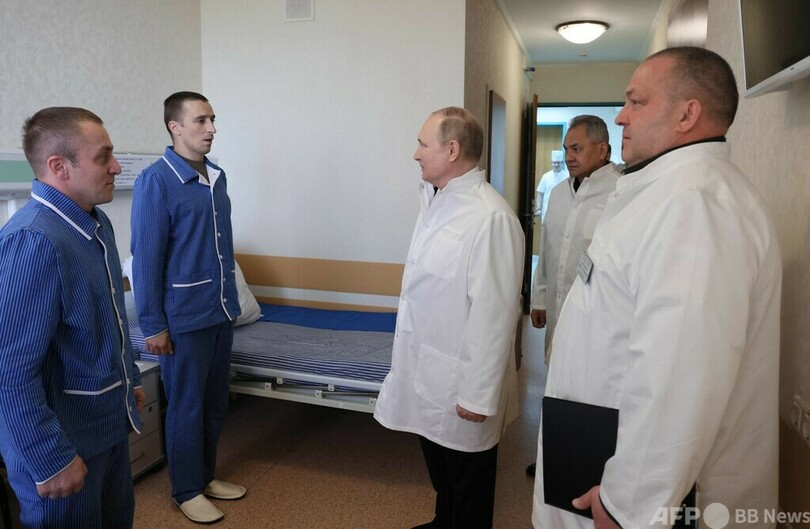 ロシア大統領、ウクライナ従軍負傷兵を慰問 「英雄」と称賛