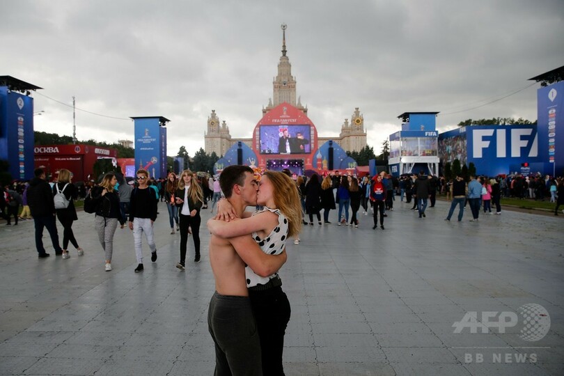 W杯は 絶好の出会いの場 モスクワで愛を探す外国人ファンとロシア女性 写真1枚 国際ニュース Afpbb News