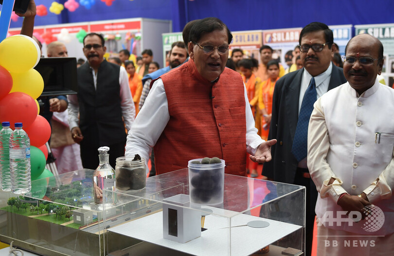 素手で下水管掃除し毎年数百人死亡…印NGOが事態打開の新兵器披露