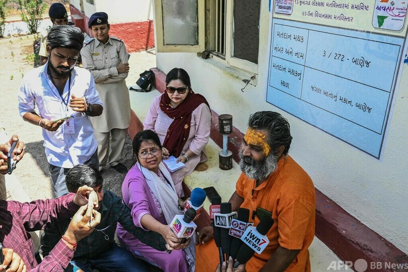インド・グジャラート州バネジのギル森林保護区に設置された投票所で、投票を終え取材を受けるヒンズー教の僧侶マハント・ハリダジ・ウダシンさん（2024年5月7日撮影）。(c)Indranil MUKHERJEE / AFP