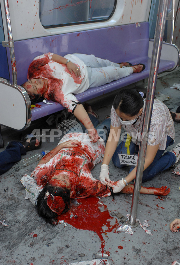 国際ニュース：AFPBB News血まみれの犠牲者、爆弾テロ被害を模擬訓練で検証
