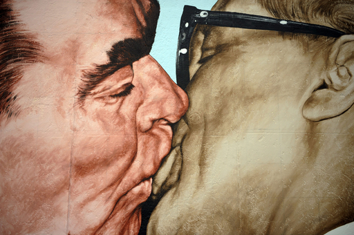 情熱的なキスシーン 描き直し作業終了 ベルリンの壁 写真3枚 国際ニュース Afpbb News