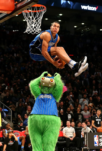 ゴードン、マスコットを飛び越え豪快ダンク披露 NBAオールスター 写真
