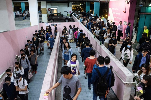 香港で数千人が追悼集会 デモでの学生死亡に怒り