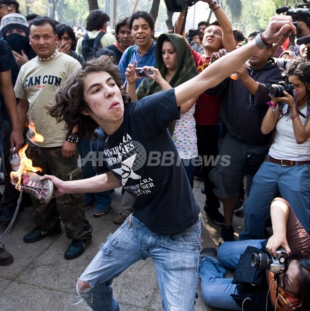 生卵に代わる最新兵器 靴投げによる抗議に流行のきざし 写真5枚 国際ニュース Afpbb News
