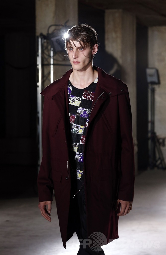 インナーの柄をアクセントに、「ラフ・シモンズ」15年春夏メンズ