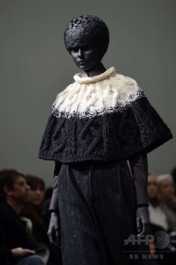 紫外線で浮かびあがる柄など「LIGHT」をテーマに、「アンリアレイジ」15/16秋冬