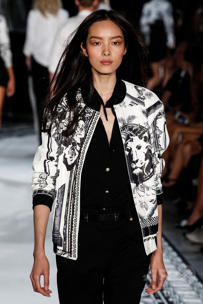 アンソニー・バカレロとコラボ、「ヴェルサス ヴェルサーチ」15年春夏