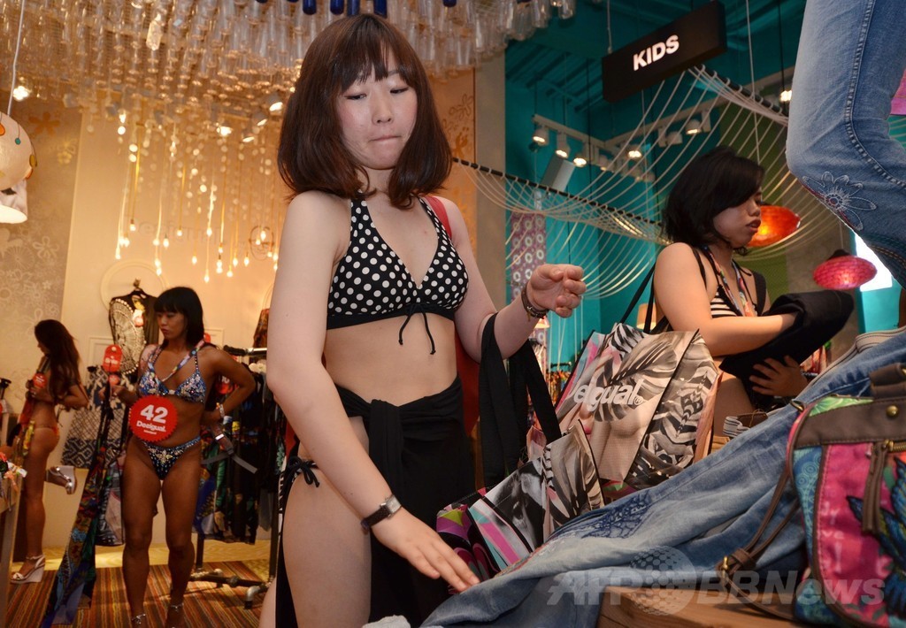 水着の客にプレゼント、都内「デシグアル」でイベント