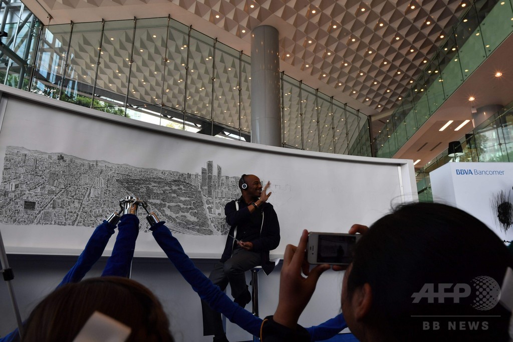 自閉症の英アーティスト、記憶だけでメキシコ市をキャンパスに再現