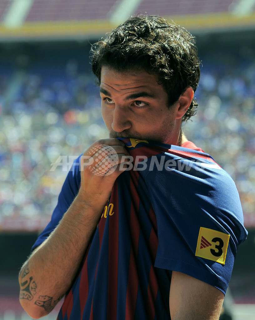 FCバルセロナ セスクと正式契約 写真17枚 ファッション ニュースなら