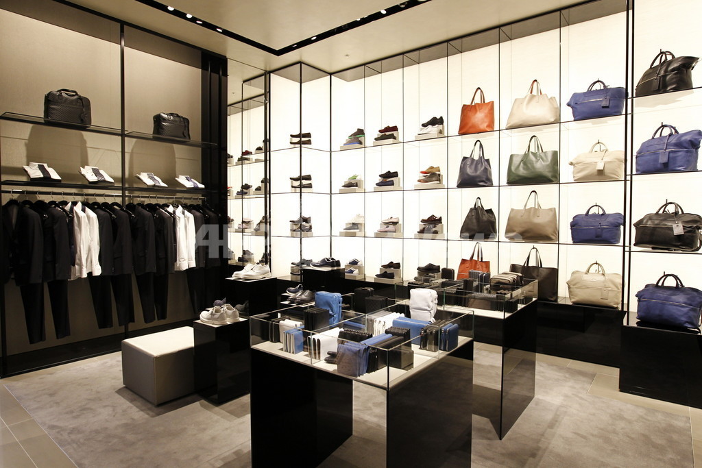 「エンポリオ アルマーニ青山」4日にオープン、日本初のカフェも