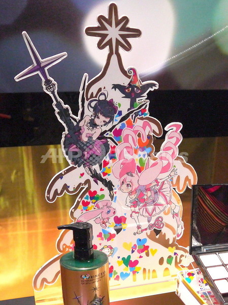 「シュウ ウエムラ」×村上隆、クリスマスコレクション発表イベント開催