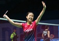バドミントン、BWFワールドスーパーシリーズファイナルズ、女子シングルス準決勝。試合に勝利し、歓声に応える奥原希望（2015年12月12日撮影）。(c)AFP/MARWAN NAAMANI