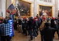 米首都ワシントンの連邦議会議事堂に突入したドナルド・トランプ大統領の支持者ら（2021年1月6日撮影）。(c)SAUL LOEB / AFP
