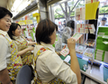 都内の宝くじ売り場で、サマージャンボ宝くじを販売する販売員（2009年7月13日撮影）。(c)AFP/Yoshikazu TSUNO