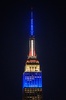 米ニューヨークで、ジョセフィン・ベイカーさんをたたえ、フランス国旗の色にライトアップされたエンパイアステートビル（2021年11月29日撮影）。(c)Ed JONES / AFP