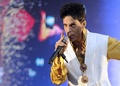 パリ郊外にあるスタッド・ド・フランスで公演するプリンスさん（2011年6月30日撮影）。(c)AFP/BERTRAND GUAY