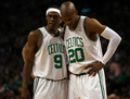08-09NBA東カンファレンスプレーオフ準決勝、ボストン・セルティックス（%%Boston Celtics%%）対オーランド・マジック（%%Orlando Magic%%）第7戦。試合はマジックが101-82でセルティックスを下し、対戦成績を4勝3敗としてカンファレンス決勝に進出した。写真は試合中に言葉を交わすセルティックスのローハン・ロンド（%%Rajon Rondo%%、左）とレイ・アレン（%%Ray Allen%%、右）。（2009年5月17日撮影）(c)AFP/Getty Images/Elsa