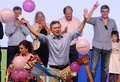 アルゼンチンの首都ブエノスアイレスにある野党連合「カンビエモス（変えよう）」本部で、大統領選決選投票の勝利を祝うマウリシオ・マクリ氏（中央、2015年11月22日撮影）。(c)AFP/Cambiemos