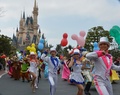 千葉県浦安市にある東京ディズニーランド（Tokyo Disneyland）が15日、開園30周年を迎えた。園内で開かれた記念セレモニーにはミッキーマウス（Mickey Mouse）やクマのプーさん（Winnie-the-Pooh）ら、おなじみの人気キャラクターたちが続々登場し、詰めかけた1万5000人のファンたちと喜びを分かち合った。

1983年に開園した東京ディズニーランドは現在、隣接する東京ディズニーシー（Tokyo DisneySea）とともに、「東京ディズニーリゾート（Tokyo Disney Resort）」として年間2500万人の来園者を集める国内有数の人気スポットとなっている。アジア各地からの観光客も多く、開園以来の総来園者数は日本の人口の4倍を超える5億6700万人に上る。

写真は記念セレモニーで園内をパレードするディズニーのキャラクターたち（2013年4月15日撮影）。(c)AFP/Yoshikazu TSUNO