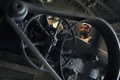 2007年9月4日、カブール（Kabul）の工場で糸を紡ぐ男性。(c)AFP/MASSOUD Hossaini