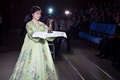 北朝鮮の首都・平壌で開かれた第15回平壌国際映画祭の開会式で披露されたグランプリのトロフィー（2016年9月16日撮影）。(c)AFP/Kim Won-Jin