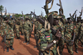 南スーダン北部ユニティ（Unity）州の州都ベンティウ（Bentiu）の基地で気勢を上げる、スーダン人民解放軍（SPLA）の兵士ら（2012年4月23日撮影）。(c)AFP