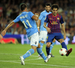 サッカー、ジョアン・ガンペール杯（Joan Gamper Trophy 2011）は22日、スペイン・バルセロナ（Barcelona）のカンプ・ノウ（Camp Nou stadium）で行われ、FCバルセロナ（FC Barcelona）が5-0でナポリ（SSC Napoli）に勝利した。

ナポリのクリスティアン・マッジョ（Christian Maggio、左）のチェックを受けるFCバルセロナのセスク・ファブレガス（Cesc Fabregas、2011年8月22日撮影）。(c)AFP/JOSEP LAGO