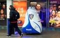 米ニューヨーク市警がタイムズスクエア駅で運用する警備ロボット「K5」（2023年11月28日撮影）。(c)TIMOTHY A. CLARY / AFP