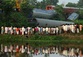 インド・西ベンガル（West Bengal）州のマルダ（Malda）地区の列車衝突事故現場に集まった人びと（2011年8月1日撮影）。(c)AFP/Diptendu DUTTA
