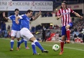 サッカースペイン国王杯（Copa del Rey 2013-14）準々決勝第1戦、アトレティコ・マドリード（Atletico Madrid）対アスレティック・ビルバオ（Athletic Bilbao）。ボールを競るアスレティック・ビルバオのカルロス・グルペギ（Carlos Gurpegi、左）とアトレティコ・マドリードのフィリペ・ルイス・カスミルスキ（Filipe Luis Kasmirski、2014年1月23日撮影）。(c)AFP/JAVIER SORIANO