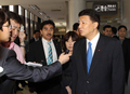 韓国ソウル（Seoul）の金浦空港（Gimpo airport）に到着した自民党の新藤義孝（Yoshitaka Shindo）衆院議員（右）、稲田朋美（Tomomi Inada）衆院議員（右から2人目）、佐藤正久（Masahisa Sato）参院議員（同3人目、2011年8月1日撮影）。(c)AFP