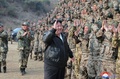 北朝鮮の非公開の場所で訓練を行う朝鮮人民軍の訓練を視察する金正恩（キム・ジョンウン）朝鮮労働党総書記。朝鮮中央通信（KCNA）提供（2024年3月15日撮影、同16日公開）。(c)AFP PHOTO/KCNA VIA KNS