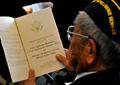 米ワシントンD.C.（Washington D.C.）の連邦議会議事堂で行われた「議会金メダル（Congressional Gold Medal）」の授与式に出席する日系人元兵士（2011年11月2日撮影）。(c)AFP/Karen BLEIER