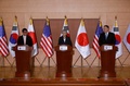 韓国外務省で共同記者会見を行う（右から）マイク・ポンペオ米国務長官、韓国の康京和（カン・ギョンファ）外相、河野太郎外相（2018年6月14日撮影）。(c)AFP PHOTO / POOL / KIM HONG-JI