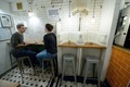 英ロンドン（London）で、古い公衆トイレのスペースをコーヒーショップに変えた「アテンダント（Attendant）」の内装（2014年10月3日撮影）。(c)AFP/LEON NEAL